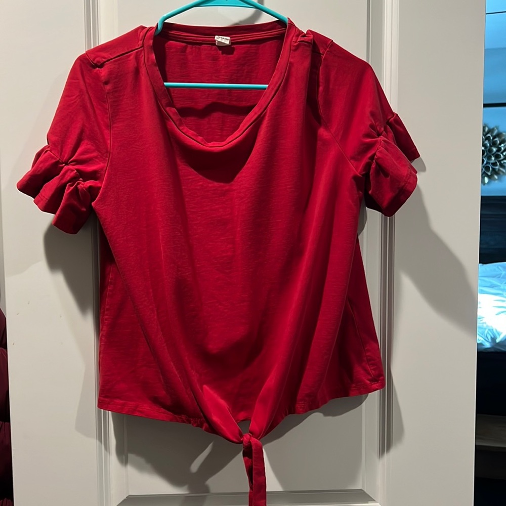 EUC red ruffle sleeved, tie front tee | L